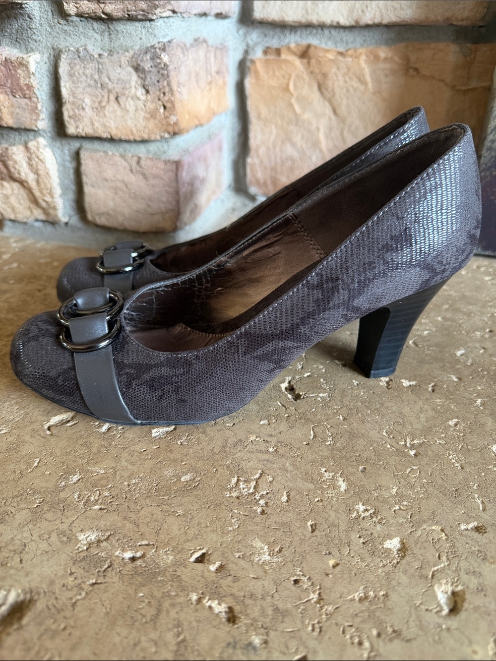 Dark Brown Textured Mid Heel Pumps with Decorative Buckle sz 9